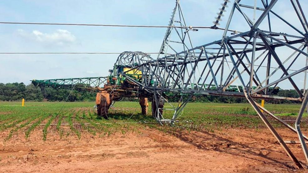 Máquina agrícola derruba torre de transmissão de energia em Sorriso