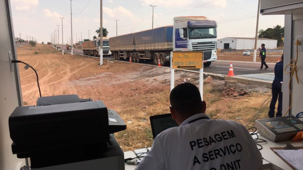 Mais de 100 caminhões já foram autuados por excesso de peso na BR-163 no Nortão