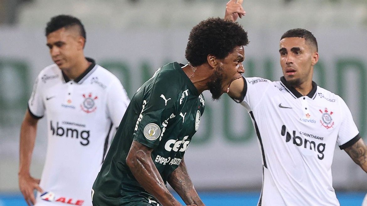 Palmeiras goleia Corinthians e segue sonhando com título brasileiro