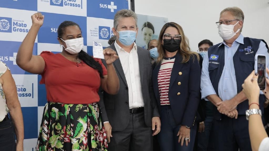 Mato Grosso inicia vacinação contra a Covid-19 e imuniza 10 trabalhadores da Saúde