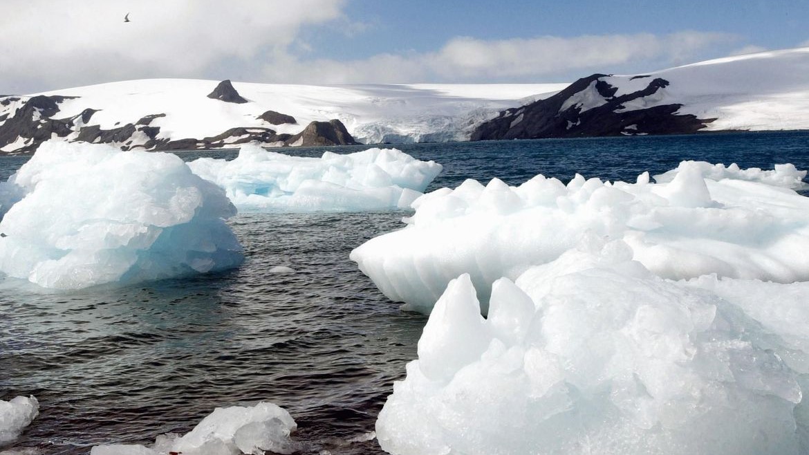 Antártica: degelo provoca separação de iceberg