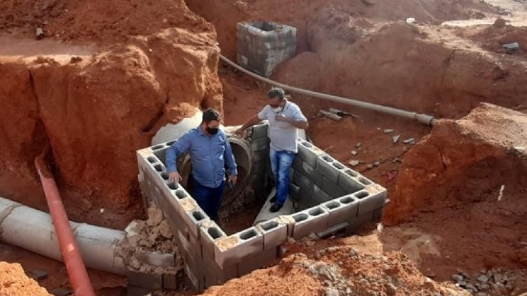Chiquinho Aboiador e Evandro Kommers vistoriam obra de construção da galeria de águas pluviais