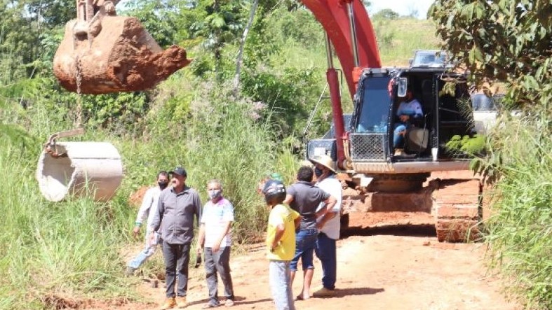 Vereador Caçula acompanha obra de construção de bueiro na estrada do Gaviãozinho