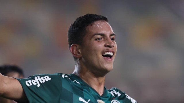 Renan marca primeiro gol como profissional do Palmeiras e chega a marca importante