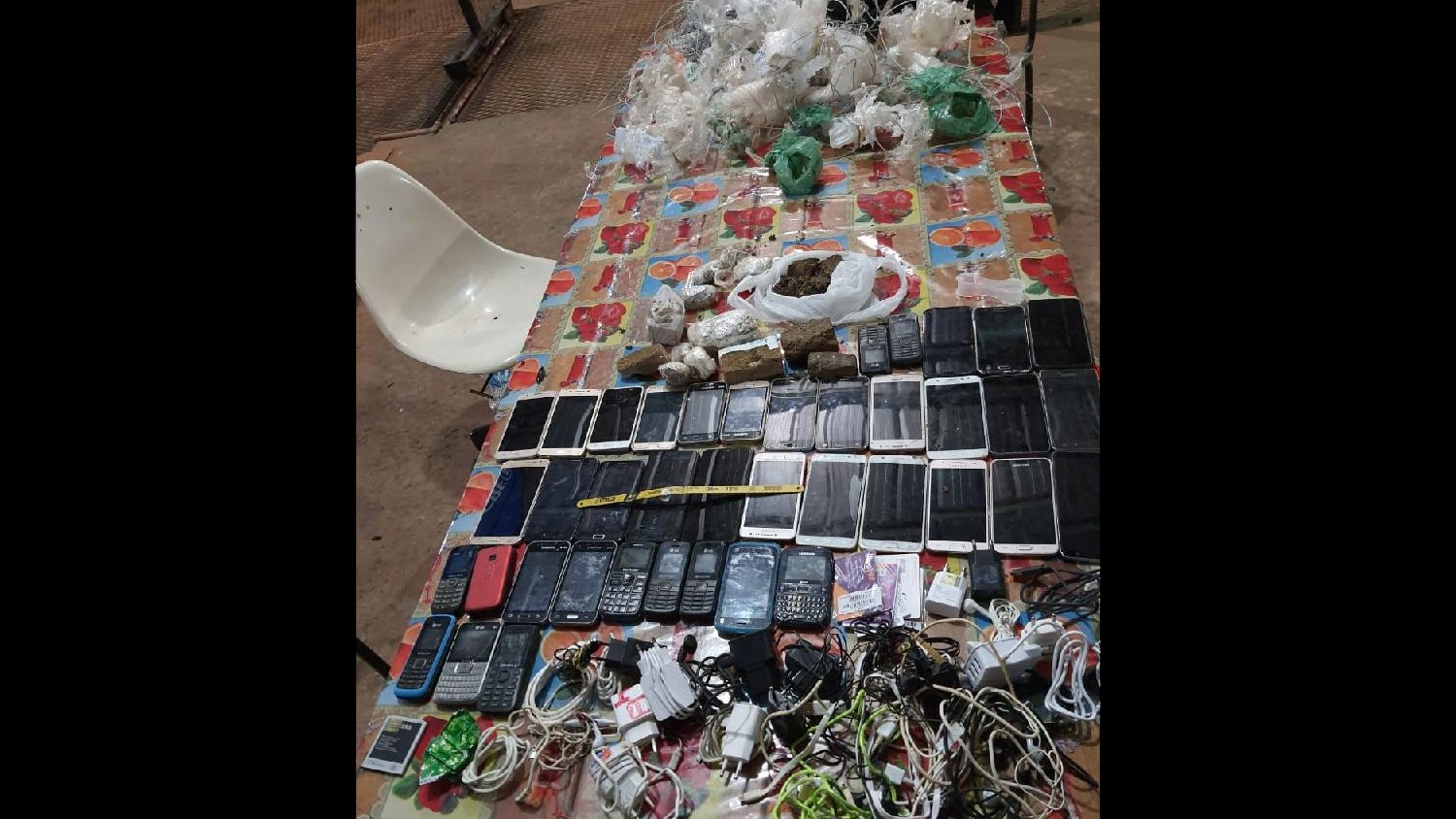 Policiais penais encontram 40 celulares e 18 porções de entorpecentes na Mata Grande