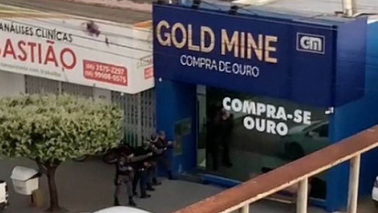 Ladrão faz reféns em loja de compra de ouro durante 3 horas