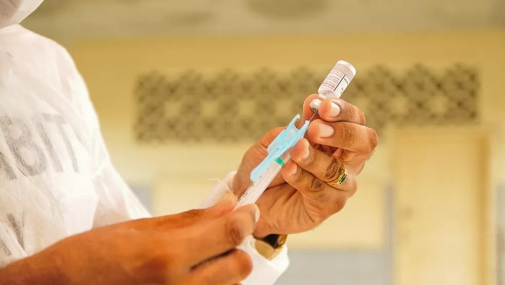Declarações falsas de comorbidades para vacinação podem ser enquadradas em 14 tipos de crime