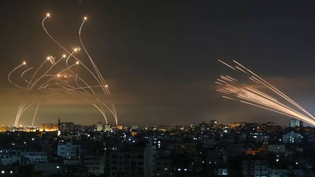 Impressionante foto que mostra luta entre Domo de Ferro de Israel e mísseis do Hamas