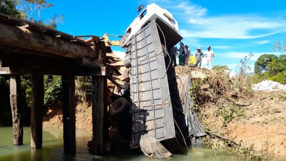 Ponte cede e caminhão carregado com ração fica “pendurado” em Guarantã