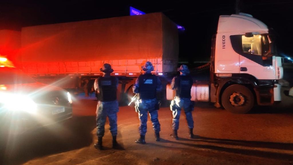 Força Tática recupera carreta com carga de milho e prende três em flagrante em Jaciara