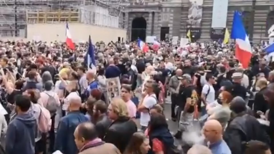 Milhares de pessoas protestam na França contra medidas sanitárias adotadas pelo governo