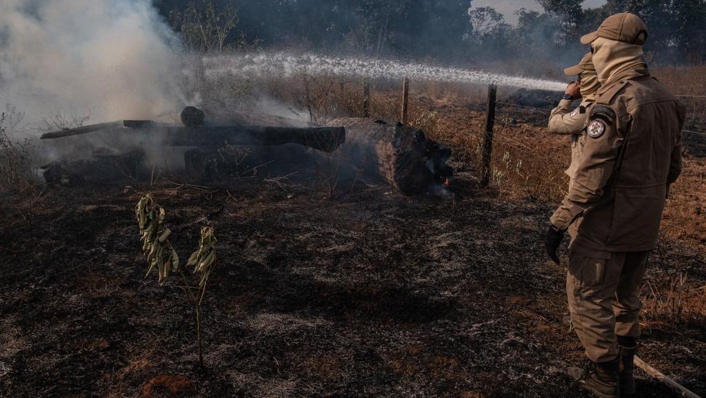 Corpo de Bombeiros Militar é acionado para conter incêndio dentro de propriedade rural em Poconé