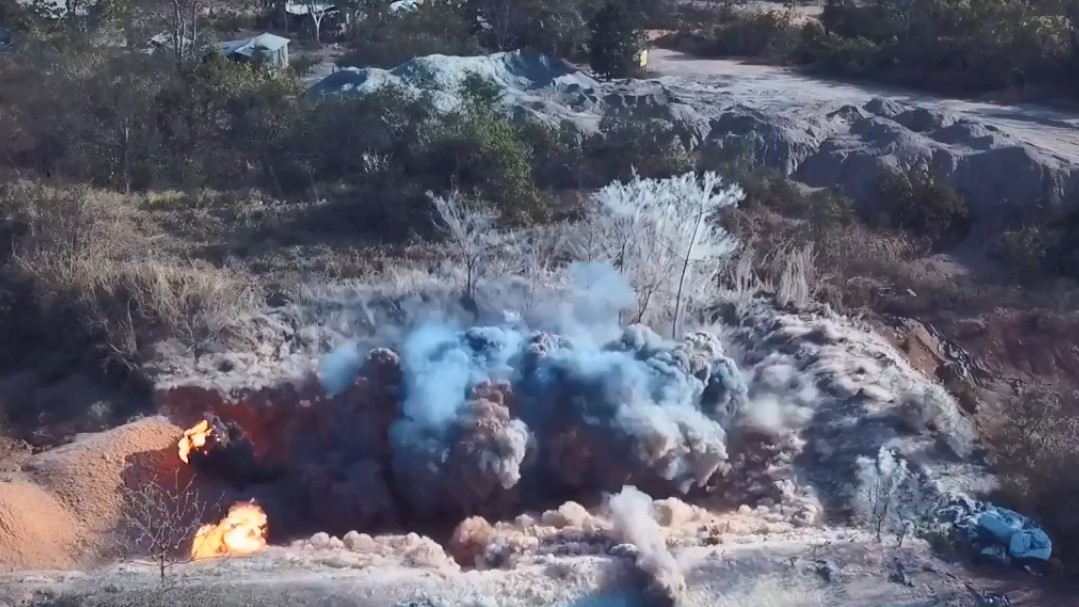 Trezentos quilos de dinamite apreendidos em garimpo onde ocorreu mortes são detonados pela Polícia Civil