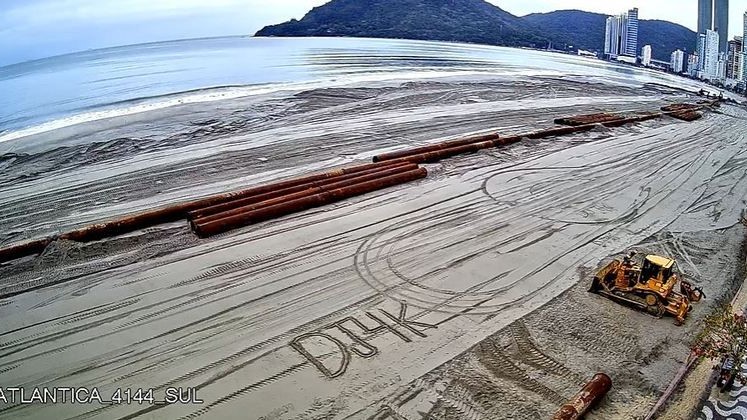 Balneário Camboriú faz obra para aumentar faixa de areia da praia