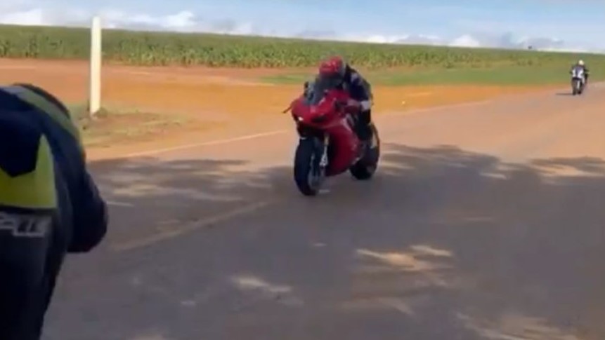 Motociclistas fazem racha na MT-251; motos chegam a 300 km/h