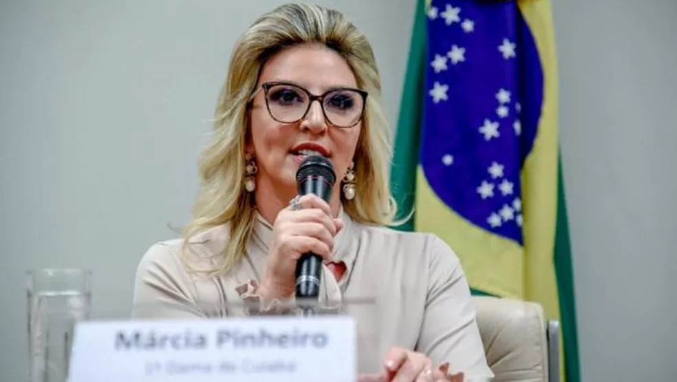 Primeira-dama de Cuiabá faz acordo com MPE por improbidade após uso de carro oficial para ir a clínica de estética