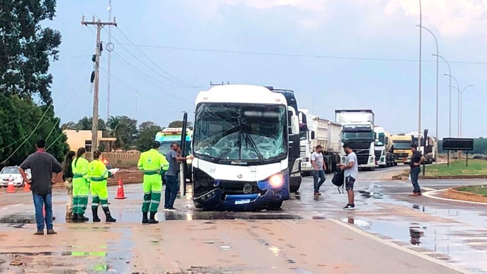 Ônibus de Peixoto de Azevedo com atletas se envolve em acidente com carreta em Sorriso; 163 interditada