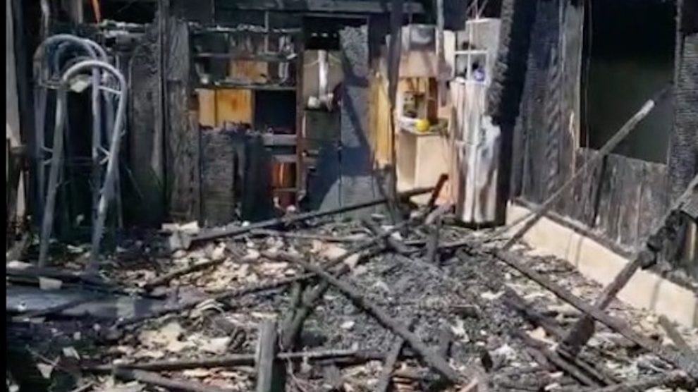 Casa é destruída pelo fogo em Peixoto e polícia prende suspeito