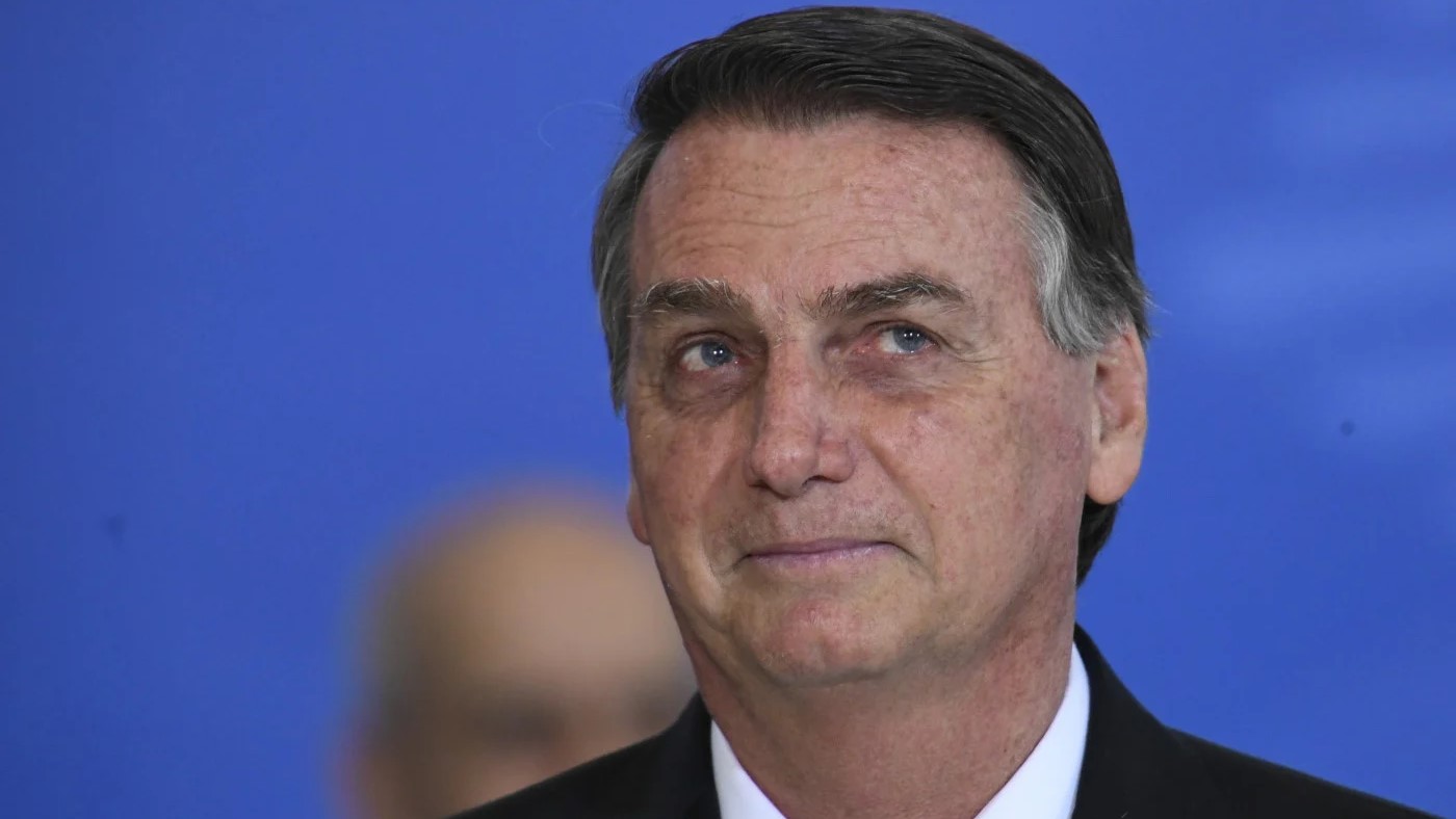 ‘Temos que respeitar autonomia dos médicos ou nos consultar com o William Bonner?’, questiona Bolsonaro