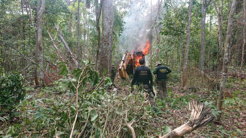 Policiais e agentes do IBAMA destroem máquinas utilizadas na extração ilegal de minérios em Mato Grosso