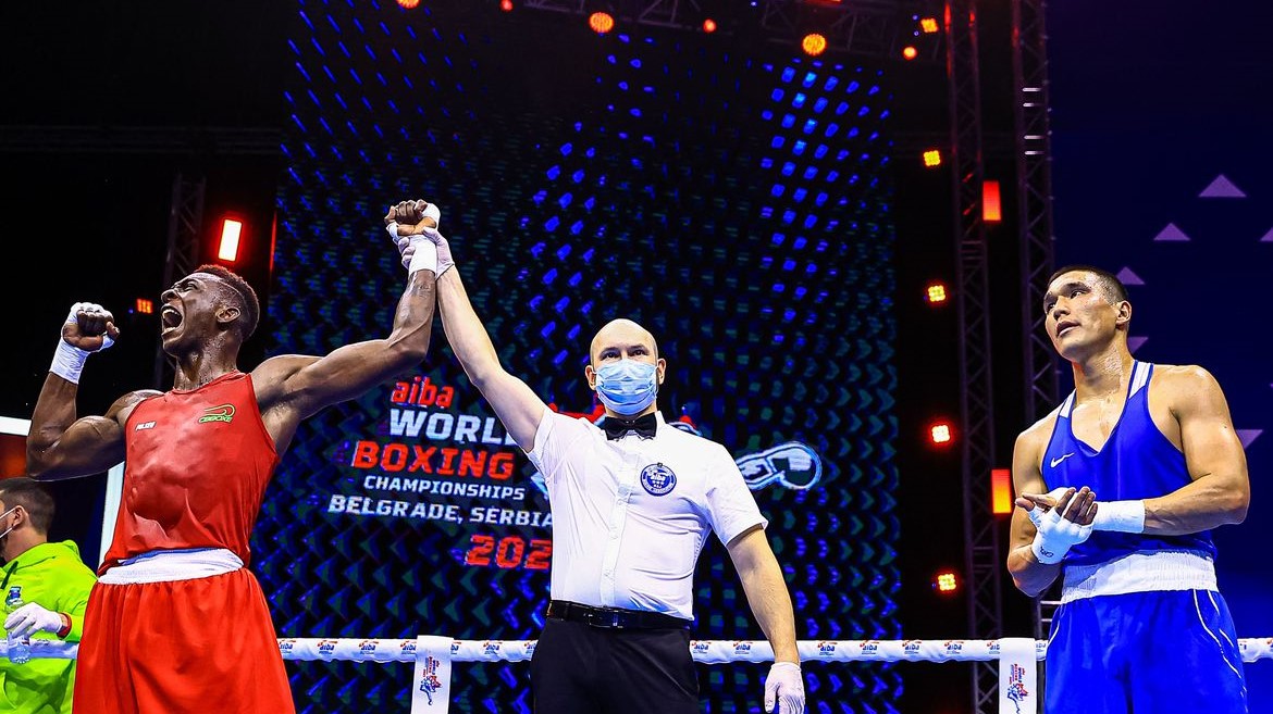 Keno Machado brilha em sua estreia no Mundial de boxe