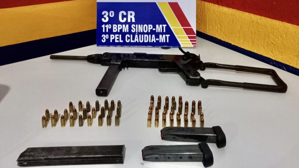Dois são presos com submetralhadora e munição dentro de carro na zona rural de Cláudia