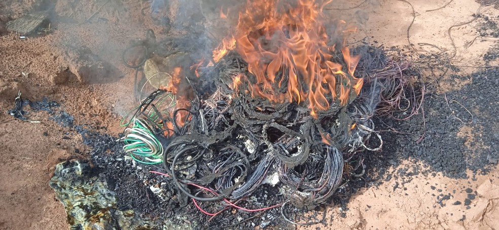 ITAÚBA: Ladrões são flagrados queimando 60 kg de fios de cobre furtados de alojamento em MT