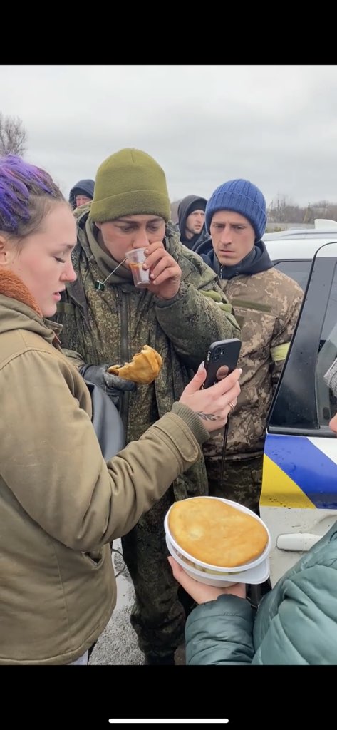 Jornalista ucraniana mostra civis alimentando soldado russo após rendição
