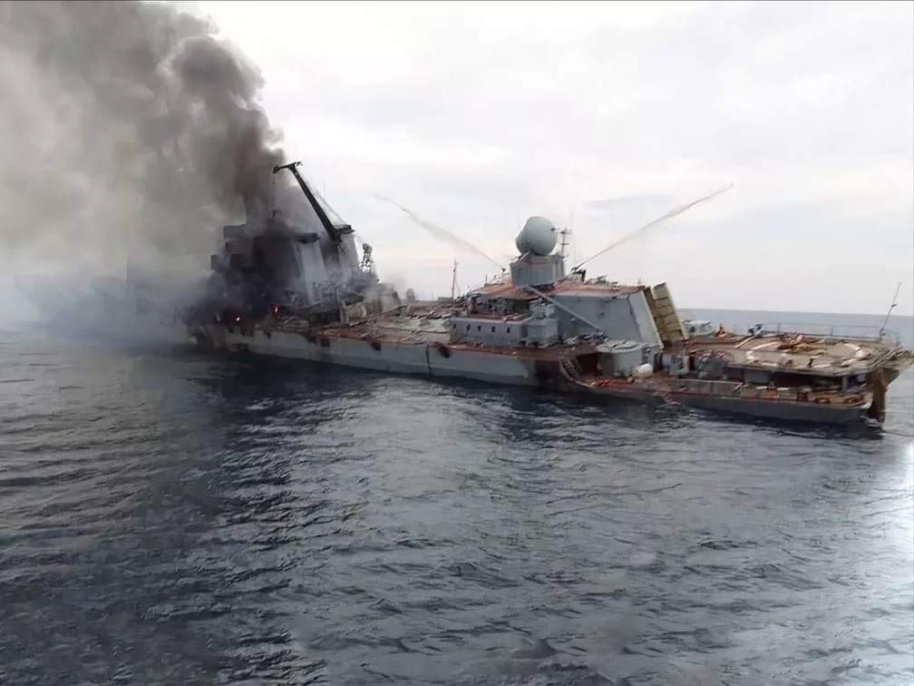 Fotos e vídeo divulgados em redes sociais mostram o que seria o navio russo Moskva momentos antes de afundar