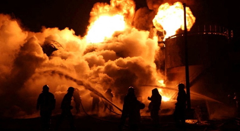 Rússia volta a atacar Mariupol e Kharkiv e bombardeia depósito de petróleo em Dnipro