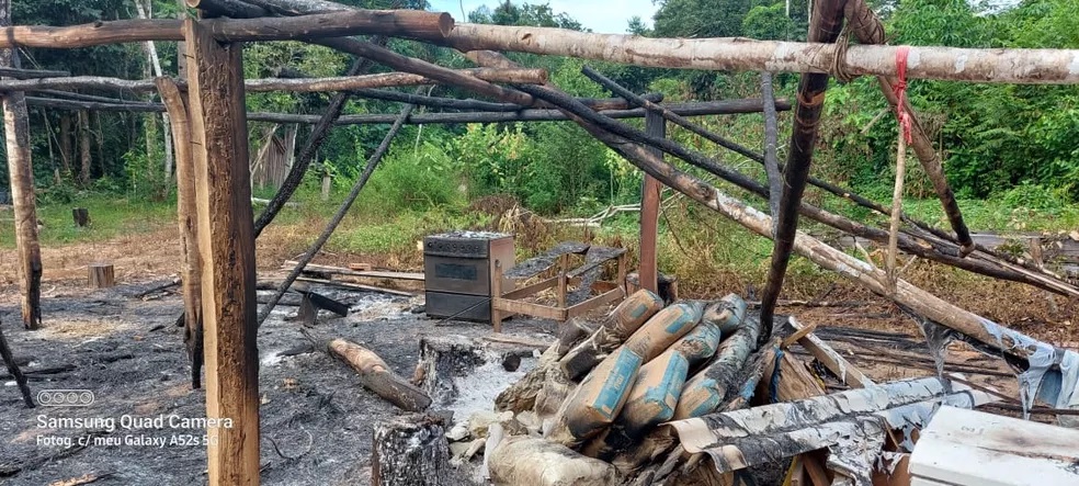 Casa de cacique e de mais duas famílias indígenas são queimadas em aldeia de MT e suspeita é de incêndio criminoso