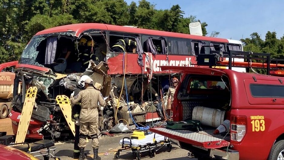 Acidente com ônibus e carreta na BR-163 entre Sinop e Sorriso; PRF confirma 11 mortos; vários feridos
