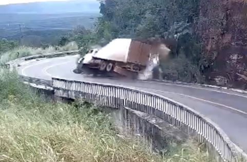 Caminhão cai em precipício na rodovia Chapada-Cuiabá; milagre salva motorista