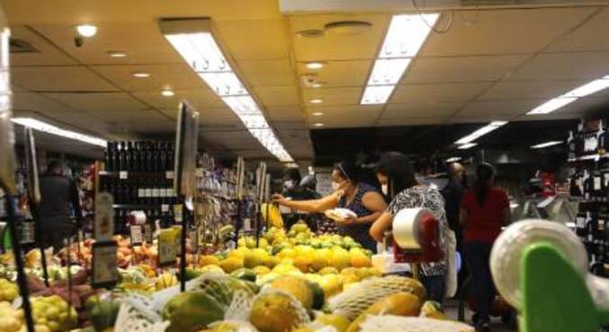 Inflação força mudança de hábitos no supermercado, aponta Abras