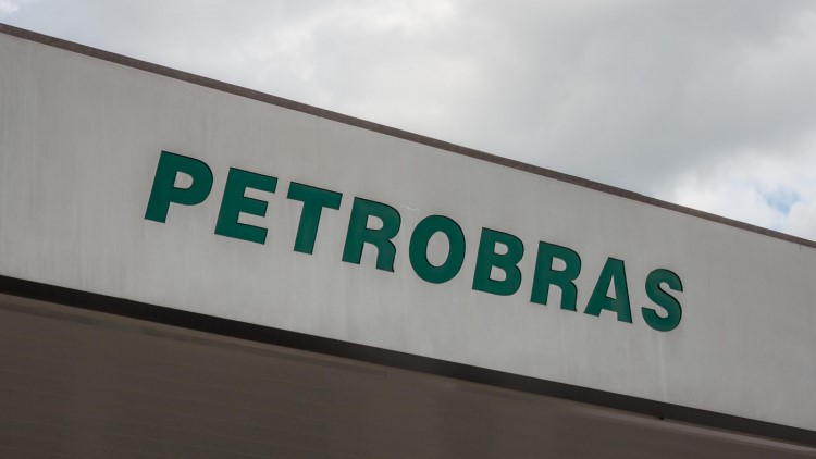Petrobras aumenta preço da gasolina de R$ 3,86 para R$ 4,06