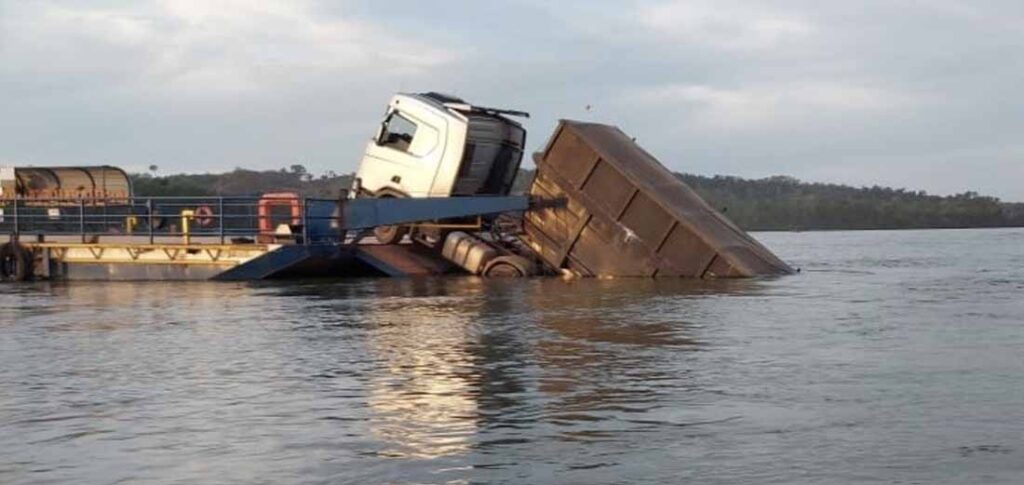 Nortão: retirados de rio vagões de carreta que caíram de balsa