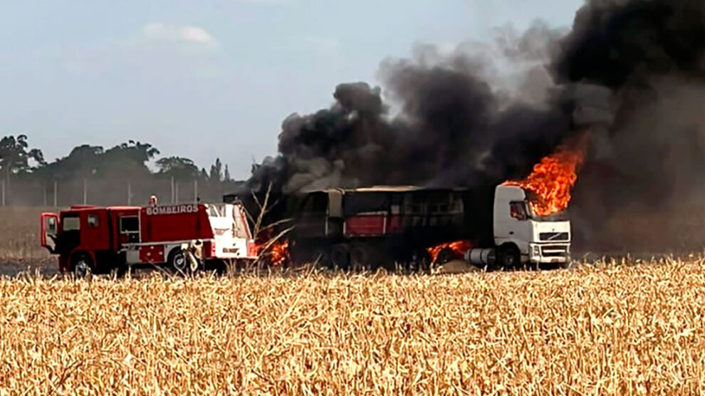 Sinop: fogo atinge carreta e área onde foi colhido milho