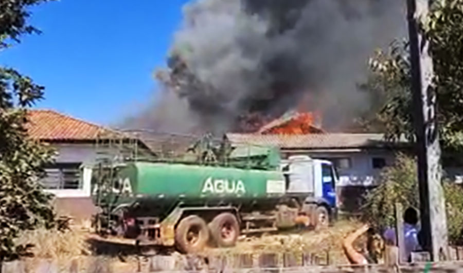 Bombeiros combatem incêndio em escola no Nortão