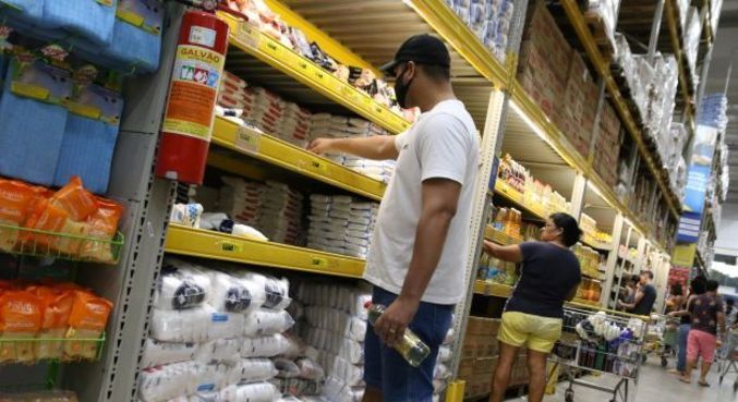 Inflação faz 65% dos brasileiros comprarem marcas mais baratas