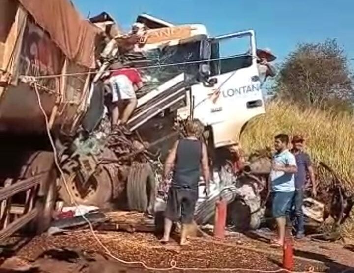 Acidente entre carretas na BR-163 em Peixoto de Azevedo deixa um morto