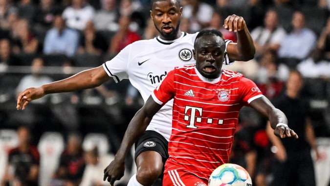 Bayern de Munique massacra Eintracht Frankfurt na abertura do Alemão; Mané estreia com gol
