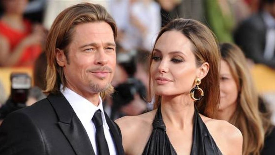 Empurrão e soco no teto: revista detalha briga de Jolie e Pitt