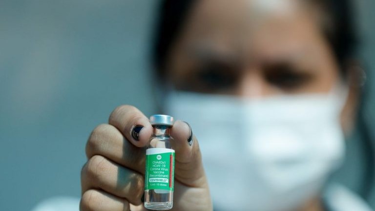 Jornal sugere ao governo Lula caçar os não vacinados