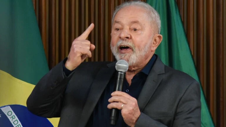 Lula critica militares
