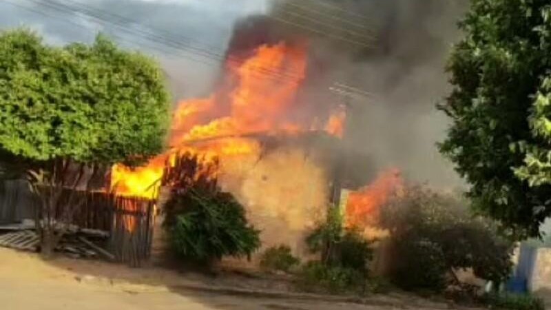 Casa de idosa cadeirante é destruída em incêndio e família fica desabrigada em Colíder