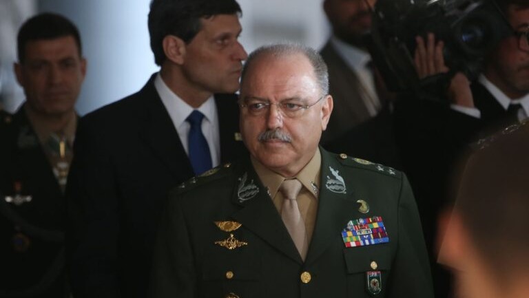Ex-GSI, general sobe o tom com Lula e fala em ‘covardia’