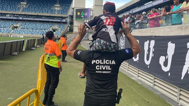 Polícia Civil devolve para mãe menino abandonado pelo pai durante jogo na Arena Pantanal