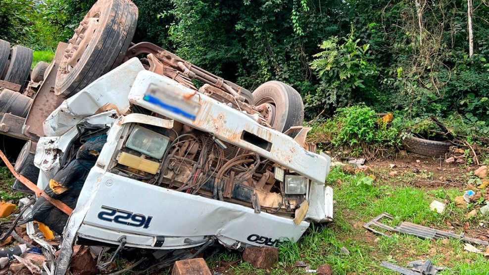 Caminhão cai em ribanceira e passageiro morre na BR-163 em Guarantã do Norte; motorista ferido