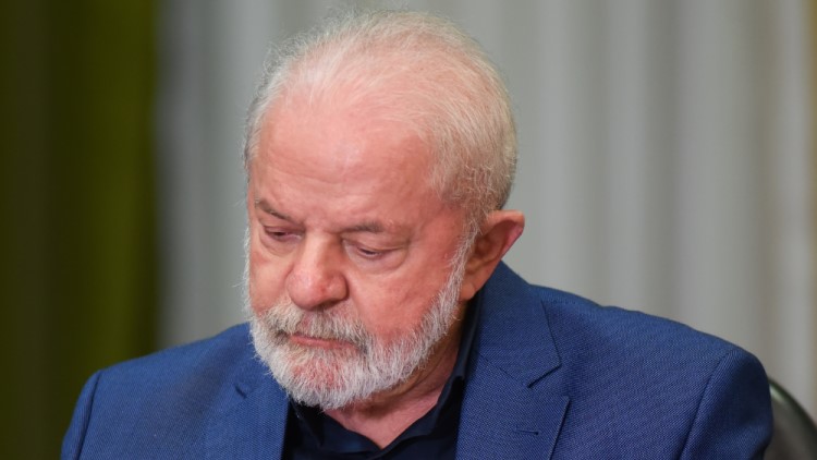 Lula gera atrito com governadores por assinar decretos que alteram o marco legal do saneamento