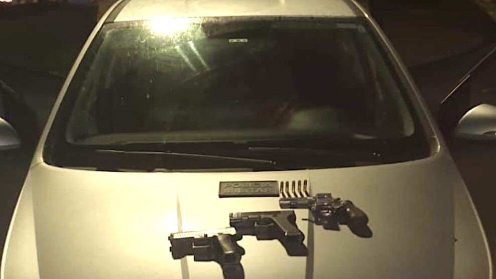 Polícia detém 3 adolescentes de 15 anos com carro roubado em Peixoto; revólver e simulacros apreendidos
